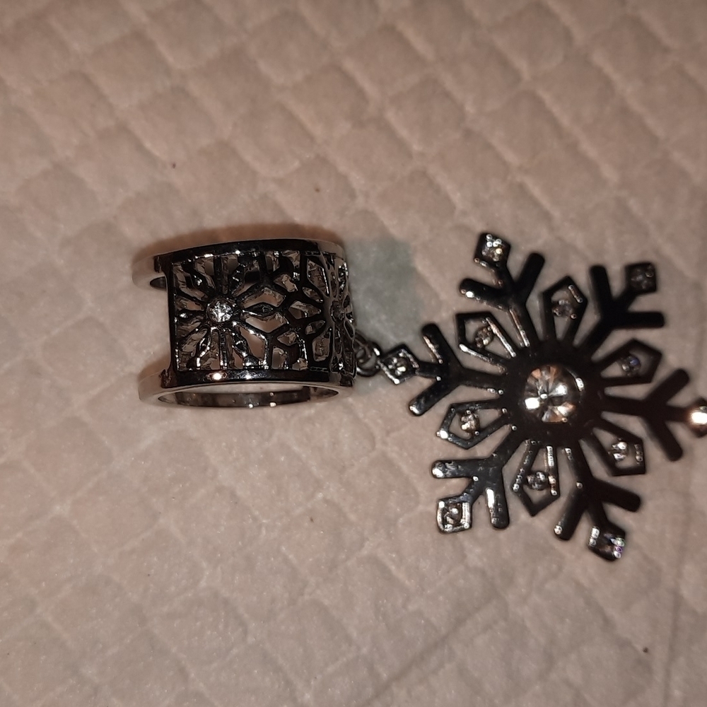 Silvertone Ring with Rhinestones New - Picture 2 of 6